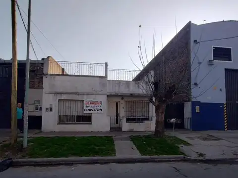 CASA DE TRES DORMITORIOS Y DEPARTAMENTO