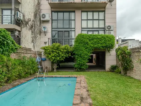 Departamento en duplex con balcón y cochera cubierta en alquiler, ubicado en San Isidro.