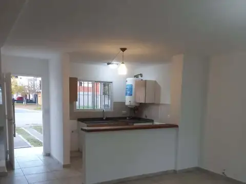 Casa en Alquiler con 2 cocheras