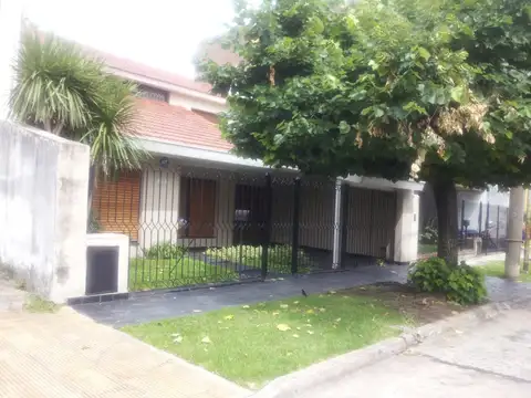 CHALET  4 AMB. CON FONDO CON PILETA EN V. SARMIENTO