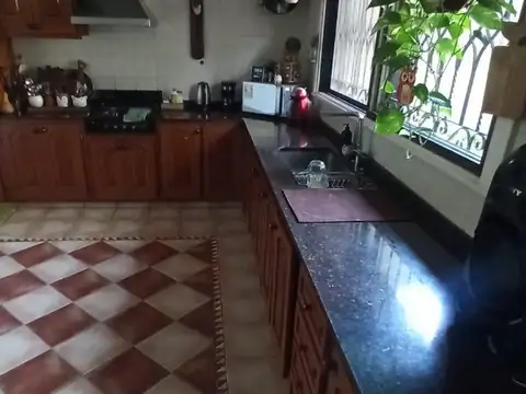 CHALET  4 AMB. CON FONDO CON PILETA EN V. SARMIENTO