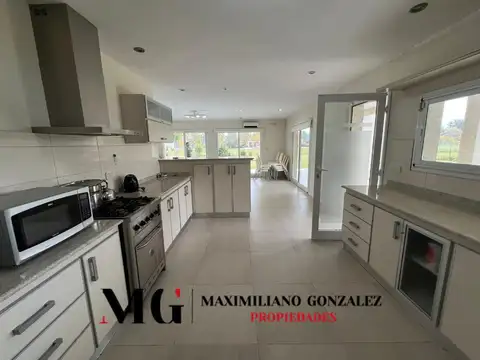 Casa en Alquiler con 1 cochera