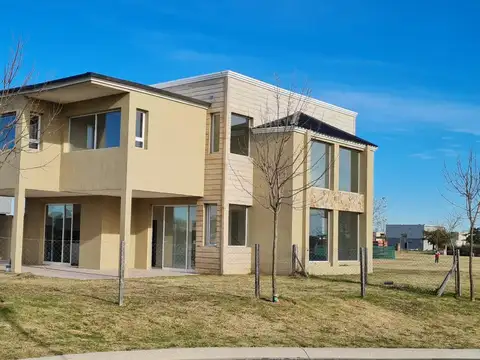 Casa a la Laguna en Araucarias - Puertos del Lago