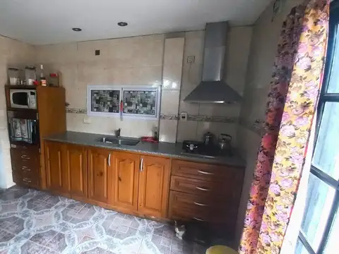 Casa 7 ambientes con 2 baños