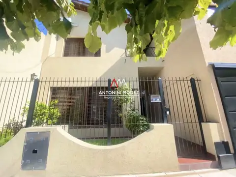 CASA EN VENTA EN JOSE INGENIEROS