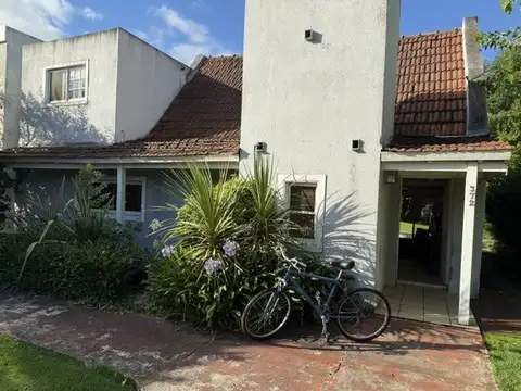 Casa en Náutico Escobar a reciclar oportunidad!