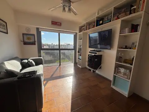 Venta Departamento 3 ambientes al Frente. Con Cochera. Santa Rita