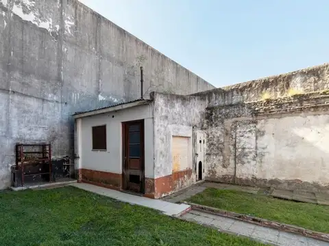 Casa en Venta 4 Amb. Jardín Apto Crédito - Pompeya