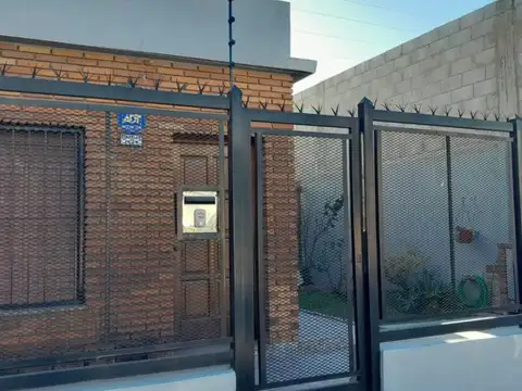 Casa en venta 4 amb. jardín apto crédito - pompeya