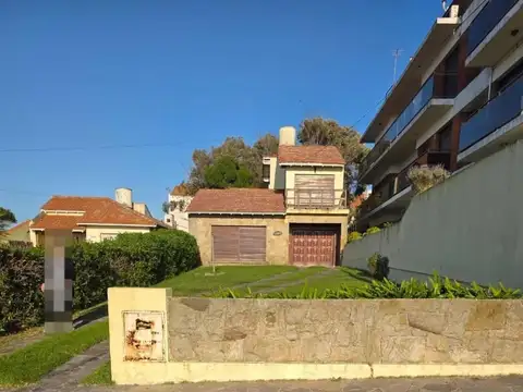 Casa en venta - 3 Dormitorios 2 Baños - Mar del Plata