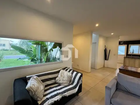 Casa  en Venta en Santa Lucia, Pilar del Este, Pilar