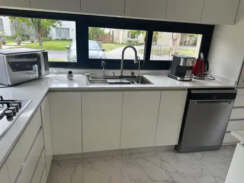 Casa 3 ambientes con 2 baños
