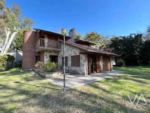 Casa con 4 dormitorios. Gran jardin. Bosque Peralta Ramos.