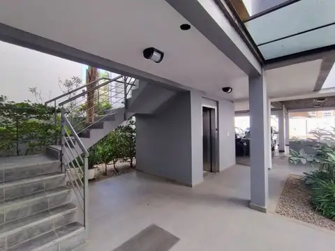 Venta de Departamento 3 ambientes, en 2Do. Piso, en Castelar Centro, lado Sur.-