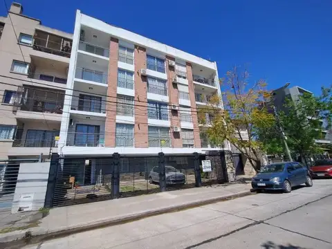 Venta de Departamento 3 ambientes, en 2Do. Piso, en Castelar Centro, lado Sur.-