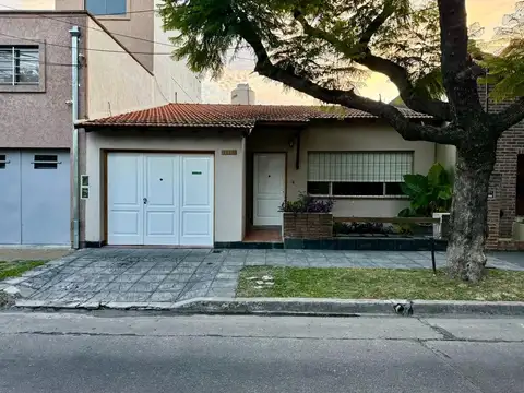 EXCELENTE CASA 3 AMB - JARDÍN Y COCHERA