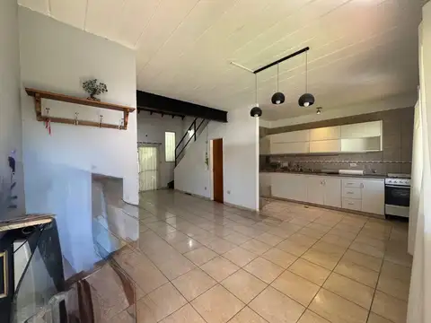 ALQUILER DUPLEX 3 AMBIENTES CON JARDIN Y COCHERA