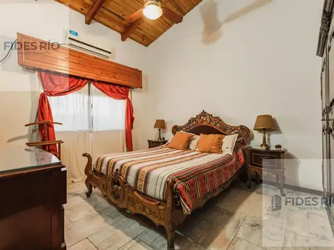 VENTA CASA TRES DORMITORIOS - JARDIN - PILETA Y COCHERA EN FUNES