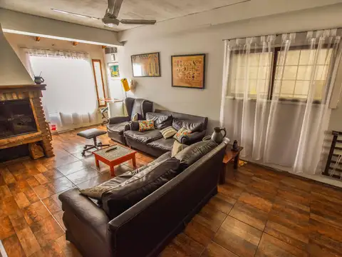 VENTA - CASA DE CUATRO DORMITORIOS CON JARDIN, PILETA Y COCHERA -  BARRIO FISHERTON