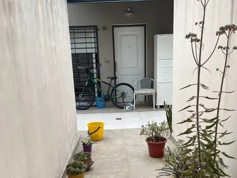 3 AMBIENTES CON PATIO COMPLEJO CON POCAS UNIDADES , APROX 100 M2 TOTALES , EN DOS PLANTAS