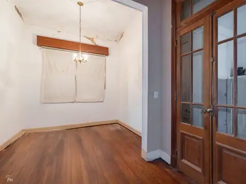 CASA DE CUATRO DORM Y COCHERA EN B. R. DE LA SEXTA