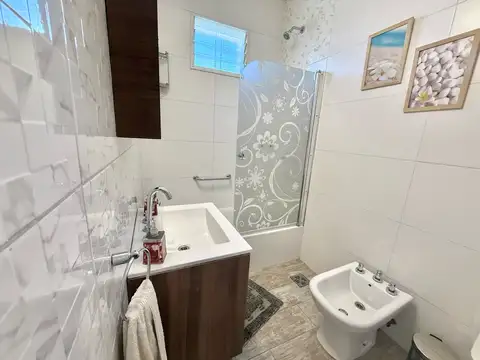 Casa en Venta de 5 Ambientes con Cochera y Quincho en Quilmes Oeste