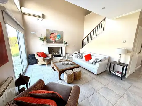 Casa 8 ambientes con 3 baños