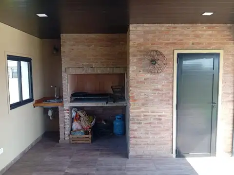 QUINCHO EN VENTA, BAÑO Y PISCINA LOTE DE 300M2 EN LA TOSCANA