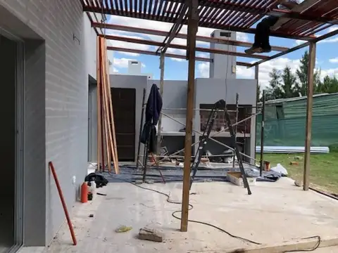 Casa en Venta con 3 cocheras