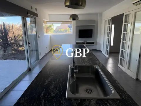Casa en Alquiler con 4 cocheras