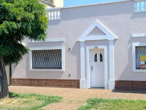 Casa de 4 ambientes con cochera en San Justo.