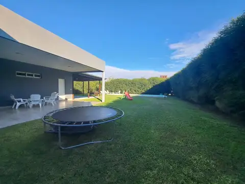Casa en Venta en Puerto Roldan, USD 320.000
