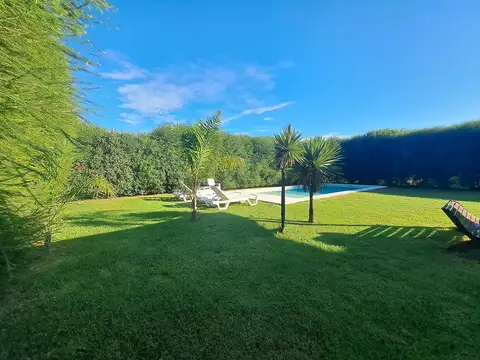 Venta-Casa frente al lago, 3 dormitorios, pileta, quincho, 2 cocheras. Puerto Roldán.