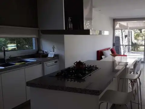 Casa 4 ambientes con 4 baños