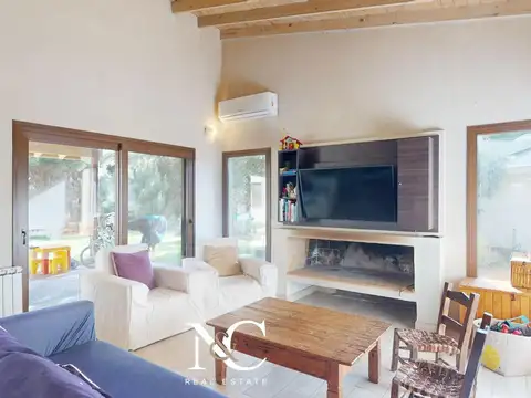 Casa en Venta En Costa Esmeralda con fondo libre y gas natural