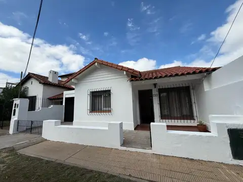 Alquiler comercial casa 4 ambientes  refaccionada en Ituzaingó Norte