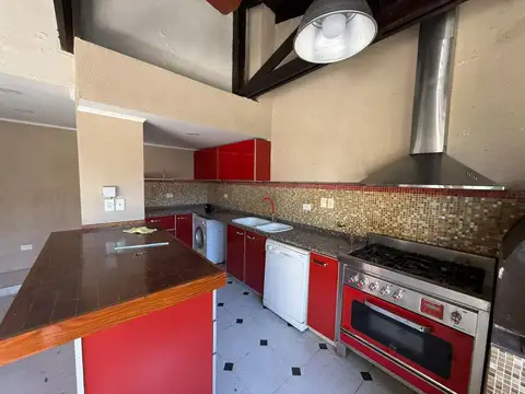 Casa en Alquiler con 2 cocheras