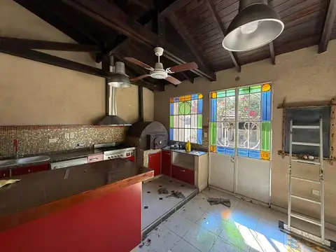 Casa 4 amb. con quincho y garaje para 2 autos.