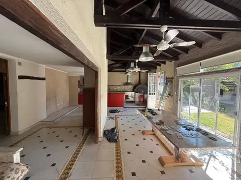 Casa 4 amb. con quincho y garaje para 2 autos.