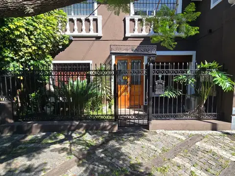 Casa 4 amb. con quincho y garaje para 2 autos.