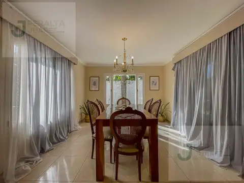 Casa 9 ambientes con 4 baños