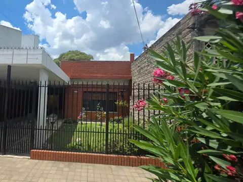 Monseñor J. Hladnik  al 3500