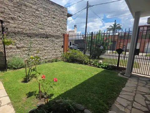 Casa 4 ambientes con 1 baño