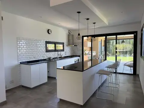 Casa 5 ambientes con 2 baños