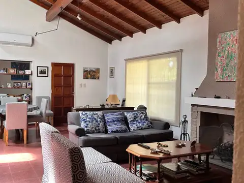 Casa venta Ingeniero Maschwitz centro-Escobar-5 ambientes-Quincho-Pileta-Paseo Mendoza