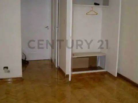 Venta de monoambiente con balcón frances en flores, ideal inversión.