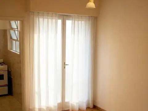 Venta de monoambiente con balcón frances en Flores, ideal inversión.