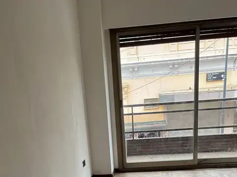 Ramon Falcon 2400, Piso 1