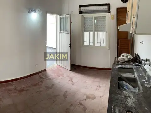 Departamento 4 ambientes en 2 plantas reciclado a nuevo con doble patio y sin expensas. Todos los servicios disponibles.