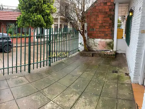 Departamento 4 ambientes en 2 plantas reciclado a nuevo con doble patio y sin expensas. Todos los servicios disponibles.